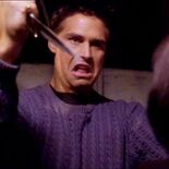 Jeremy con in mano il suo athame