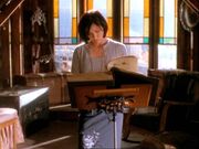 1x08-Prue-Libro