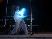 Шекс стреляет телекинетическим аеро-шаром 