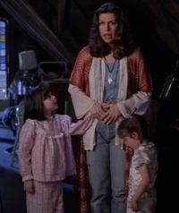 Patty grávida com Prue e Piper fazendo um feitiço.