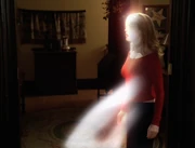 Olivia possède le corps de Paige.