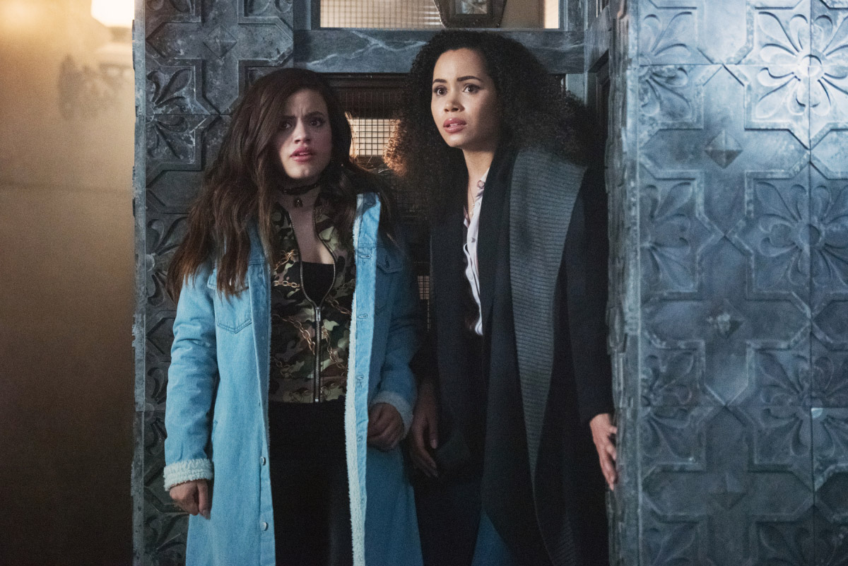 Сара джеффри мелони диас зачарованные. Зачарованные 1 2022. Зачарованные сериал 2018 постер. Зачарованные 1 2022. Зачарованные 2018 сериал sarah jeffery.