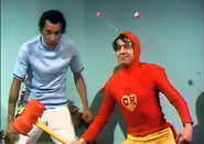 Em 1970-1973, o uniforme do Chapolin tinha um CH pequeno em seu peitoral, uma fonte mal desenhada e "asinhas" bem grandes.