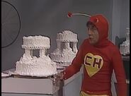 Ainda em 1977, a roupa do Chapolin deixou de ter "asinhas".