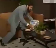 Caetano Camargo colocando sua armadilha na recepção do Hotel Boa Vista.