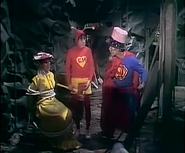 Chapolin e Super Sam no episódio História de Uma Velha Mina Abandonada, Datada do Século XVII e Que Está a Ponto de Desmoronar de 1976.