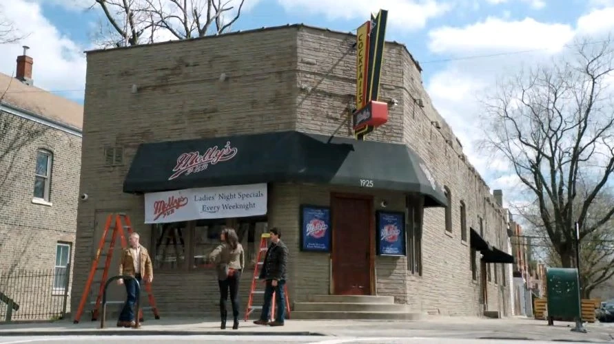  Chicago Fire Molly's Pub T-Shirt : Sports & Outdoors