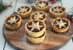 https://static.wikia.nocookie.net/christmas-wiki/images/f/f0/Mince-pies-snowflake-shaped.jpg/revision/latest/scale-to-width-down/250?cb=20210503133933