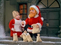 Middle-aged Kris and Jessica.jpg (175 KB) Kris and Jessica continue receiving letters from children...