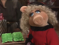 Miss Piggy finds the perfect present for Kermit.