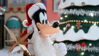 Goofy holding a Christmas tree star in "Starstruck".