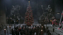 Batman-returns-xmas-01-tree