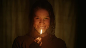 Sosie Bacon before setting herself on fire in Smile