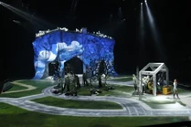 El escenario se transforma en el vecindario de Crystal.