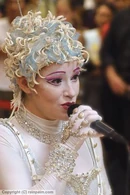 Ève Montpetit, como la Cantante de Blanco.