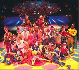 El elenco original de Saltimbanco.