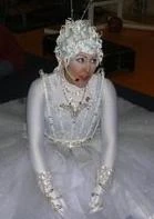 Nancy Arnaud como la Cantante de Blanco.