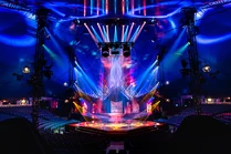 Escenario de Alegría sin la cortina bajo la Gran Carpa.