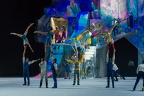 Los personajes se reunen para celebrar.