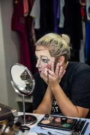 Miss Hésitation colocando su maquillaje.]]