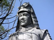 Statue d'Akechi Mitsuhide dans le parc du château de Sakamoto