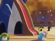 Petits pingouins et balançoire du parc