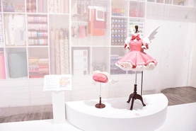 Robe et chapeau portés par Sakura sur la couverture du premier volume de Card Captor Sakura et dans le premier opening de l'anime