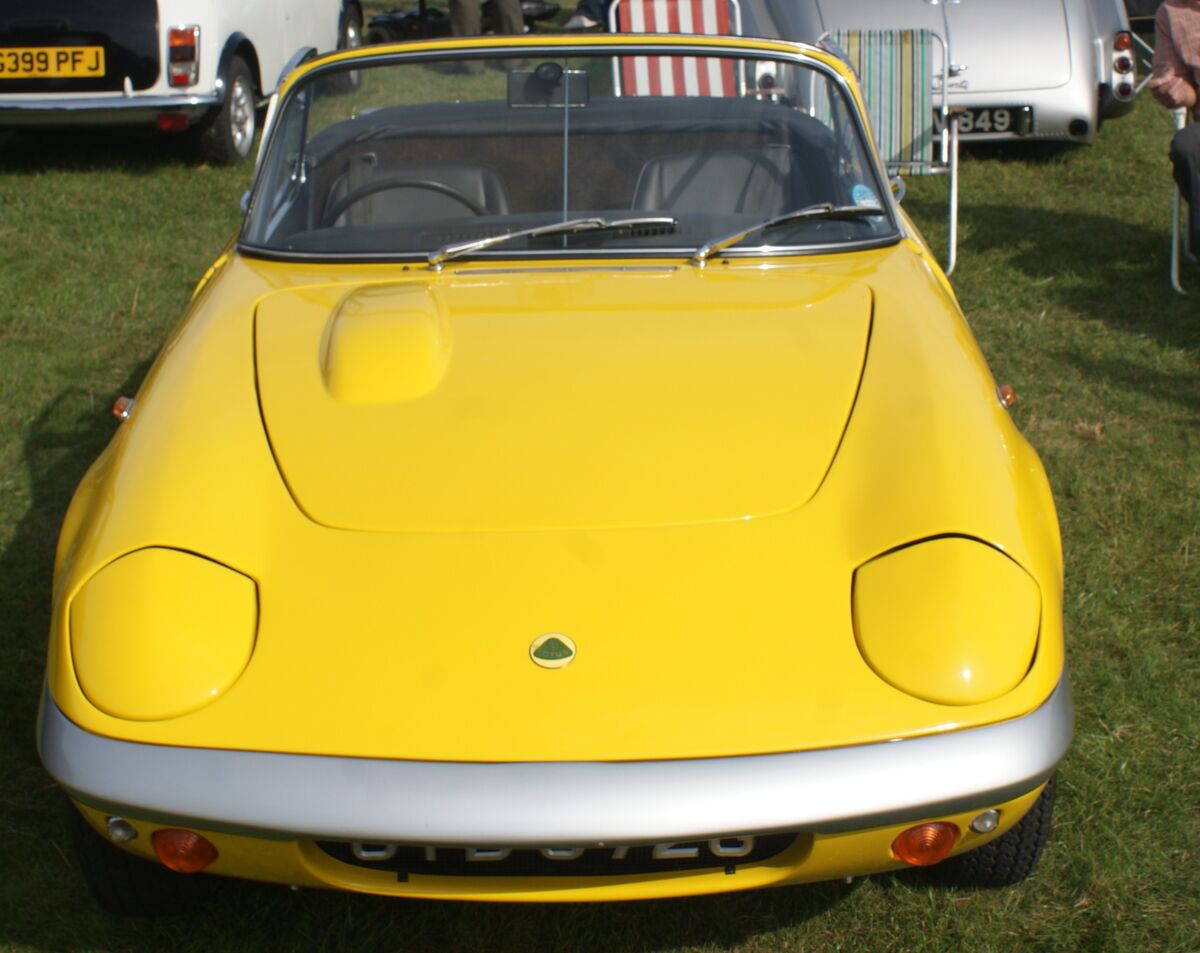 https://static.wikia.nocookie.net/classikcars/images/0/00/Lotus_Elan_1.jpg/revision/latest/scale-to-width-down/1200?cb=20111031002108