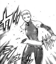 Deneve tự xé đứt tay vì nhiễm độc