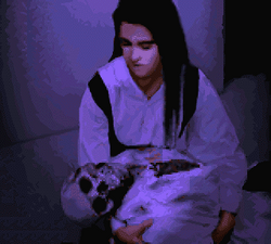 Jennifer finding her father's skeleton.