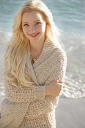 Dove Cameron Beach.jpg (349 KB)