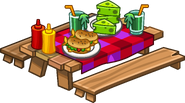 Una mesa con Queso Apestoso, Puré de algas marinas y Pescadix durante la Fiesta de la Isla de Club Penguin