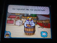 Dot saliendo de un barril en la primera misión de Club Penguin: Elite Penguin Force