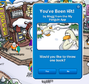 Megg en arrojando una Bola de Nieve desde Club Penguin (app)