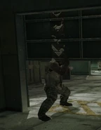 Sergei sosteniendo la puerta.