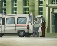 Contact 158.jpg (84 kB) Сиси бива пребачена у кола хитне помоћи.