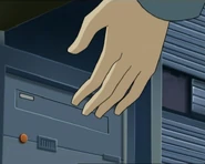 Contact 396.jpg (58 kB) Џереми убацује ЦД.