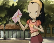 Сиси държи плик.