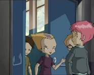 Излазе из сале.