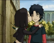 Юми целува Уилям по бузата.