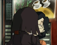 Yumi-XANA embrasse Matthias.