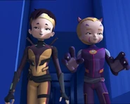 Од и Улрик гледају у систем превоза до хангара.