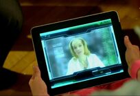 Anthea en un video en la tableta de Tyron.