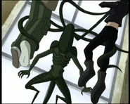 Yumi y Ulrich cogidos por el monstruo.