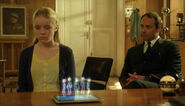 Graven interrogando a Laura.