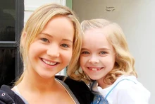 Lawrence and young Byrnes pose on this episodes behind the scenes. Both artists are portraying Abby Bradford