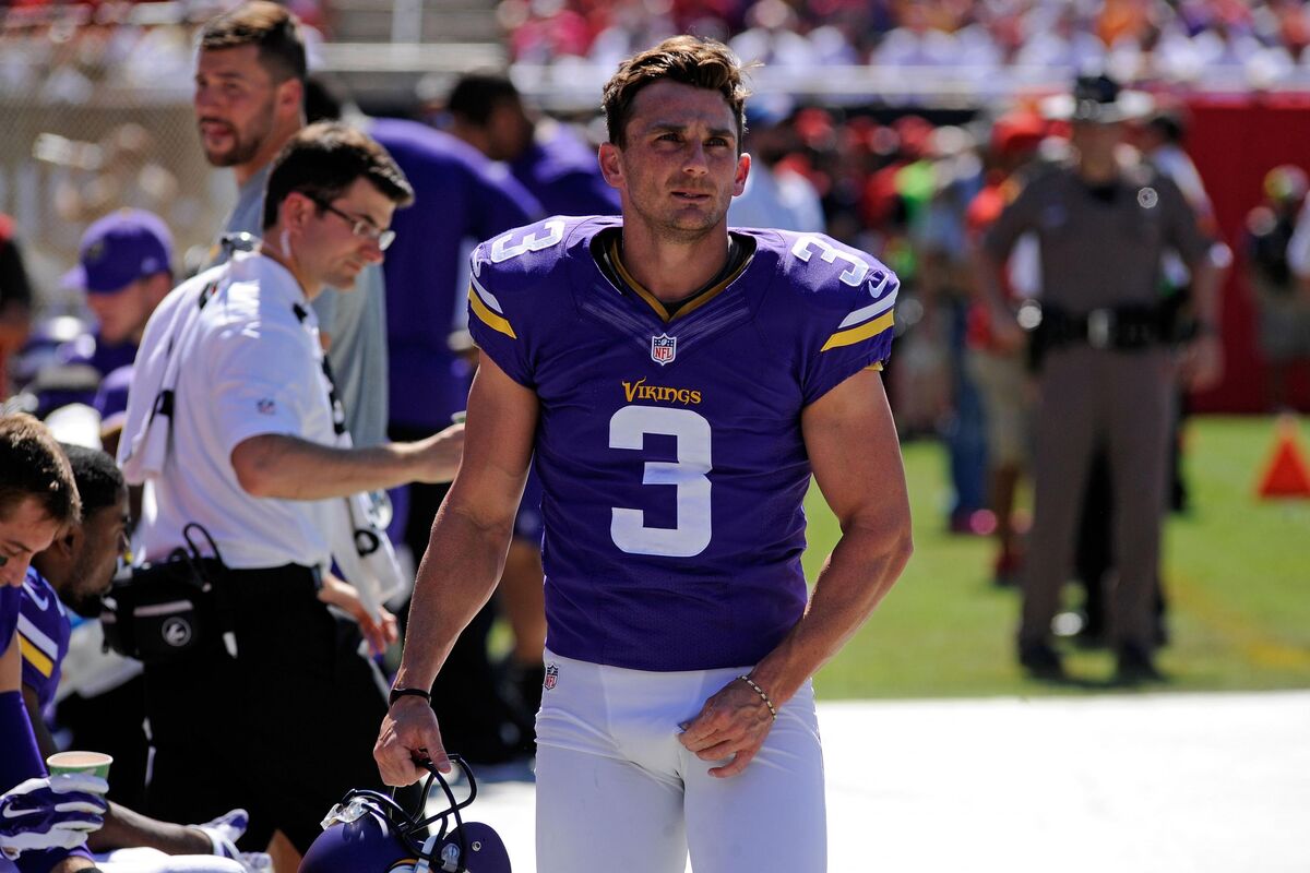 Minnesota Vikings' Matt Blair (59) goes high to block the kick by