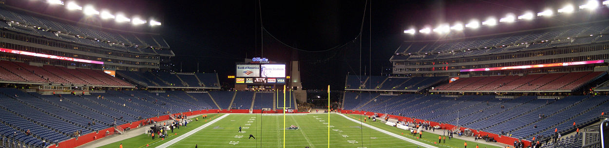 Panorama Gillette Stadium, zrobiona z południowego końca, w 2007 roku. Od tego czasu ekran wideo został znacznie powiększony.