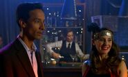 S06E01-Abed Annie 20s bar