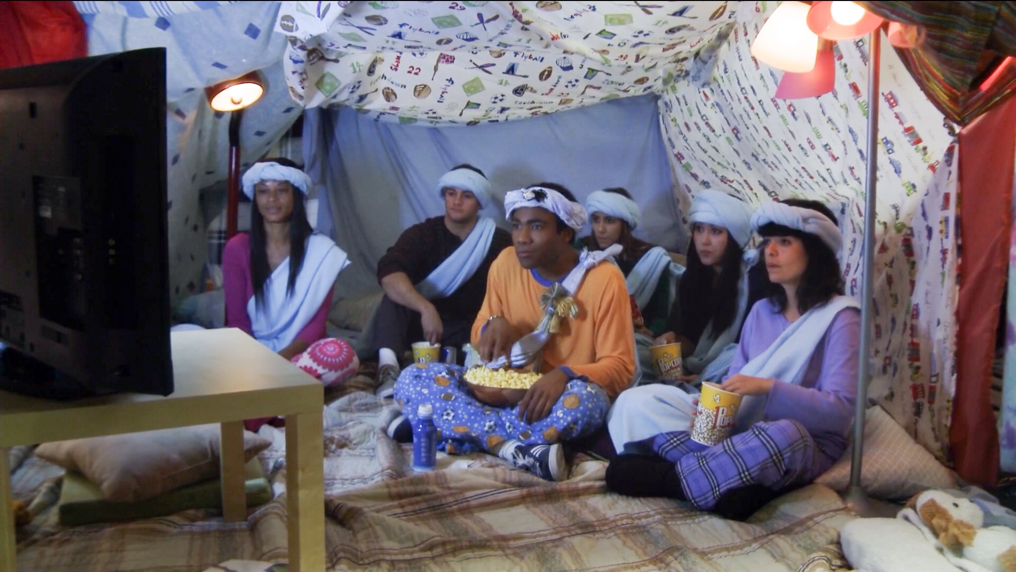 Lehi community comes together to build the world's largest blanket fort